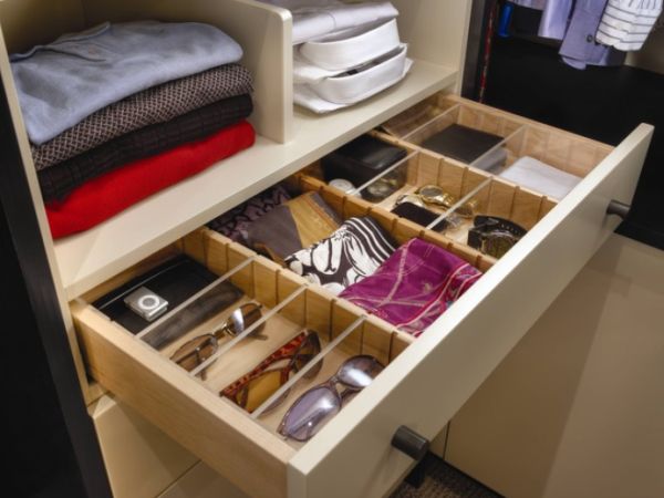 чекмедже в дрешник за съхранение на очила, часовници и шалове